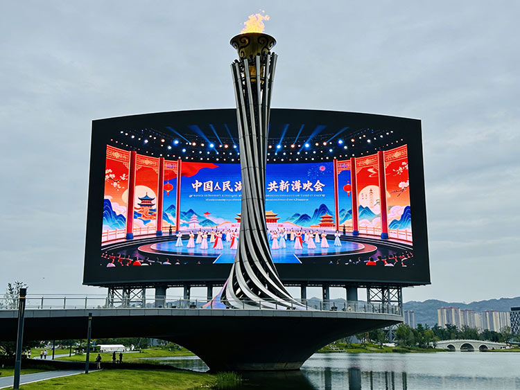 高亮抗曬、IP65防護(hù)：成都戶外全彩屏的核心技術(shù)解析